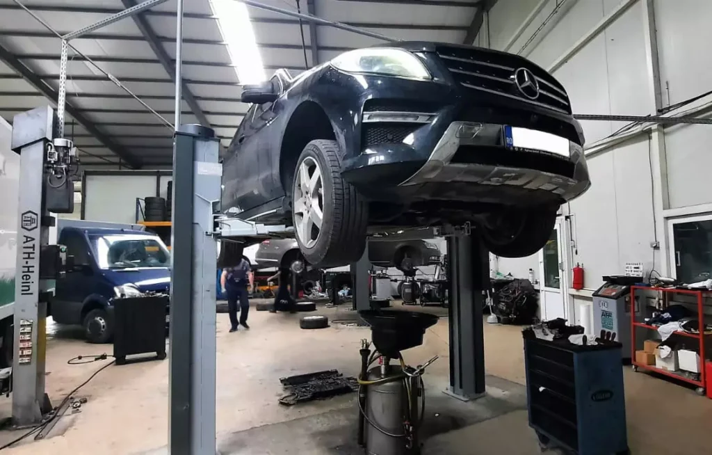 Atelier Auto Gan Tires cu automobil pe elevator