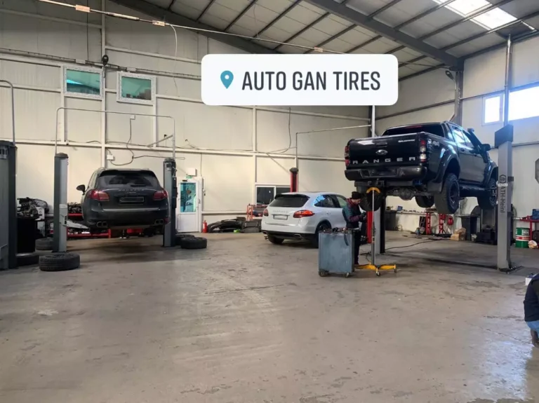 Interiorul atelierului Auto Gan Tires, cu vehicule și elevatoare
