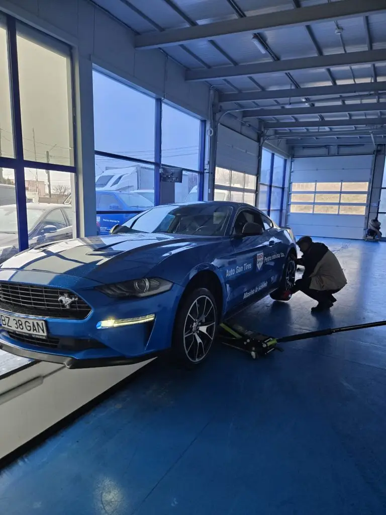 Autoturism Ford albastru și tehnician în zona de inspecție Auto Gan