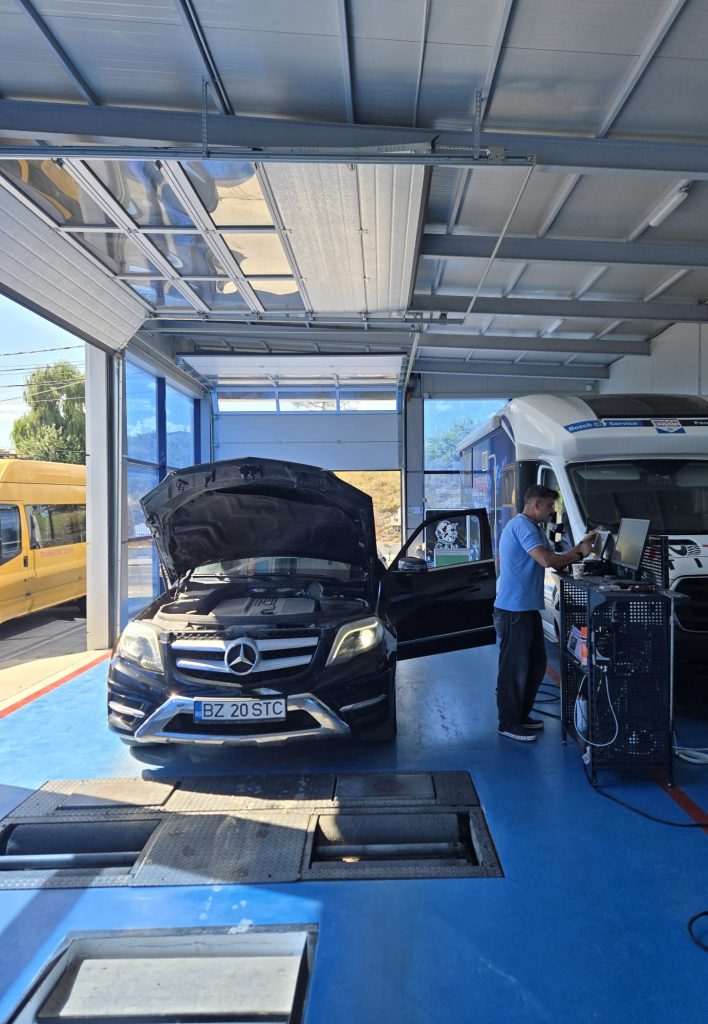 Autoturism cu capota deschisă pe linia ITP Auto Gan